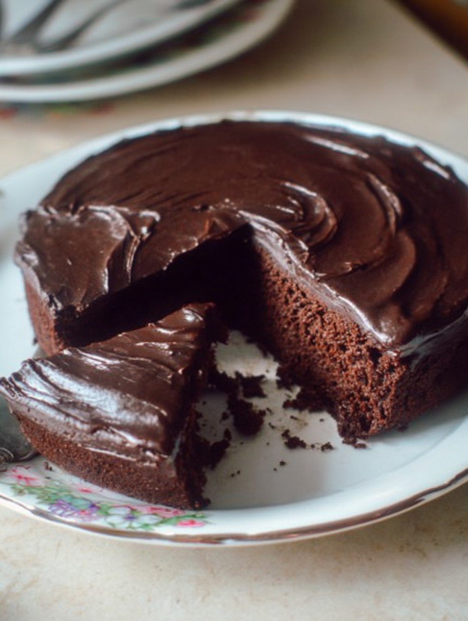 Saftiger Schokoladenkuchen mit glänzender Glasur. image 2